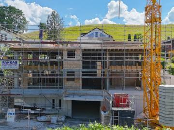 DIE KRÖNUNG DES HAUSES NIMMT FORM AN DACHWOHNUNG IM BAU