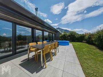 Die Kunst des Lebens in Gruyère: Außergewöhnliche 4,5 Zimmer Wohnung auf einer Terrasse mit privatem Garten