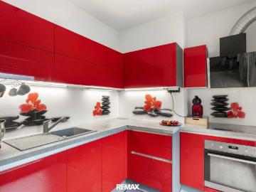 Die Sterne zum Greifen nahe! Teilsanierte 64 m² drei Zimmer Wohnung mit Carportplatz neben Mercedes Pappas in Graz Gösting