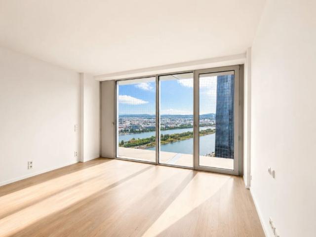 Die Postkarte, in der man wohnt: DC2 Tower 36. Etage U1 Donauinsel