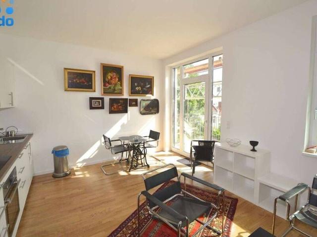 Diese wunderschöne vollmöblierte Zweizimmerwohnung in bester Kiez Lage wartet auf Ihren Einzug