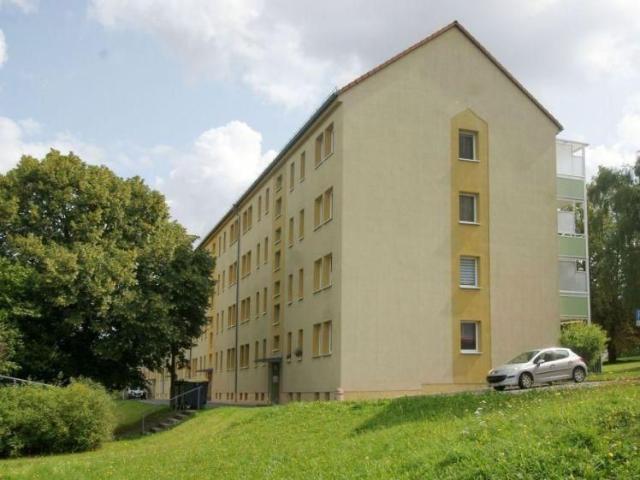 Diese gepflegte 2 Raumwohnung überzeugt durch ihre ruhige Lage im Grünen und eine angenehme Wohnatmosphäre. Der Balkon lädt zum Entspannen ein. Sowohl die Küche als auch das Badezimmer verfügen über ein Fenster und sorgen für viel Tageslicht und e
