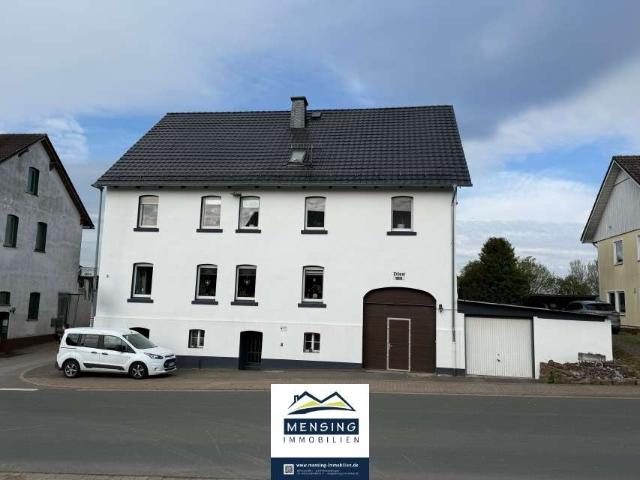 Dieses Bauernhaus mit Tenne und großer Garage bietet viel Platz und hat Potential