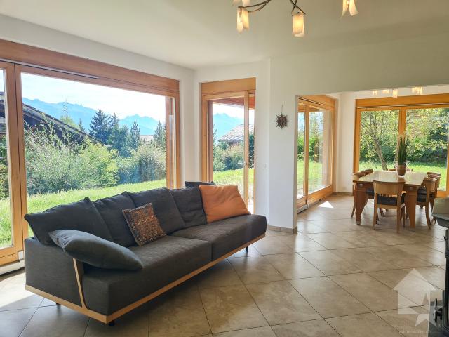 Dieses in einer malerischen Bergkulisse gelegene Chalet besticht durch