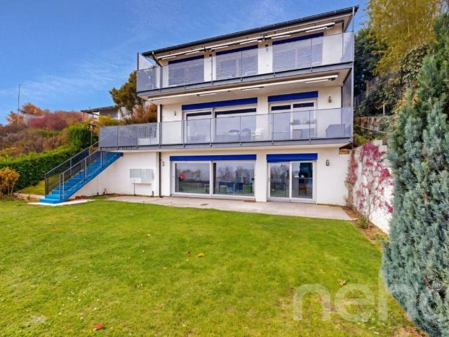 Dieses prächtige Haus mit Blick auf den See