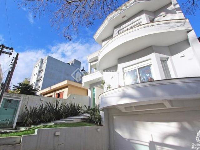 Diferenciado sobrado, construção moderna com 3 suítes e piscina