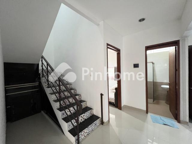 Dijual Rumah 2 Lantai Sangat Bagus, Semi Furnished, Hook, di Dalam Cluster Eksklusif di Sukahaji Rp 23,75 Juta/m² | Pinhome