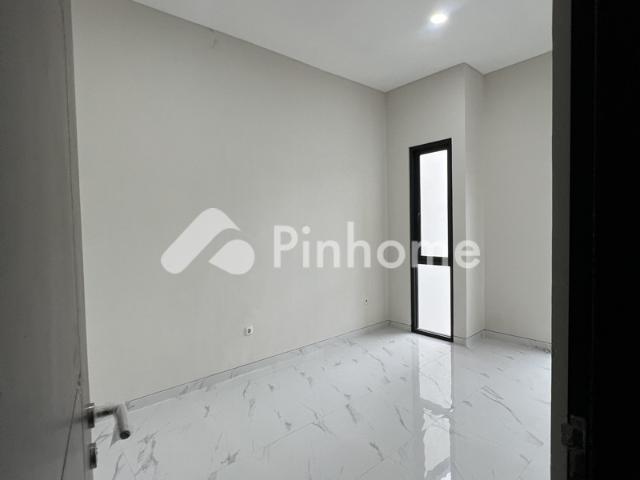 Dijual Rumah Baru 2 Lantai Sanitair TOTO REV. A621 di Pantai Mentari Rp 20,56 Juta/m² | Pinhome