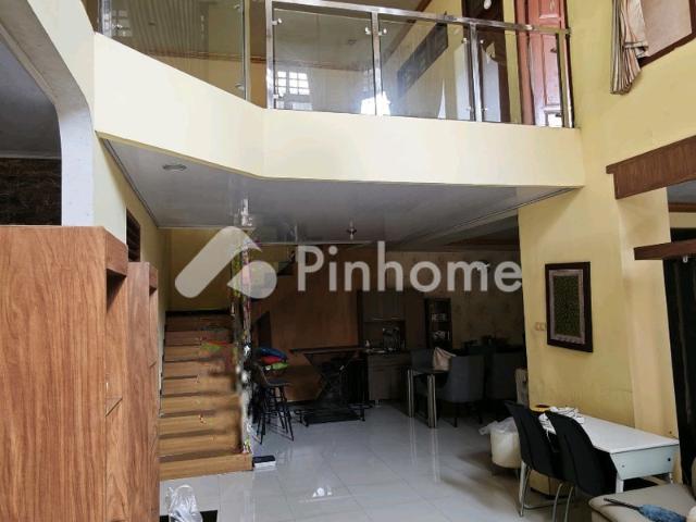 Dijual Rumah Mewah dan Strategis Dekat Masjid Al Akbar Surabaya di Gayungsari Barat Rp 18,33 Juta/m² | Pinhome