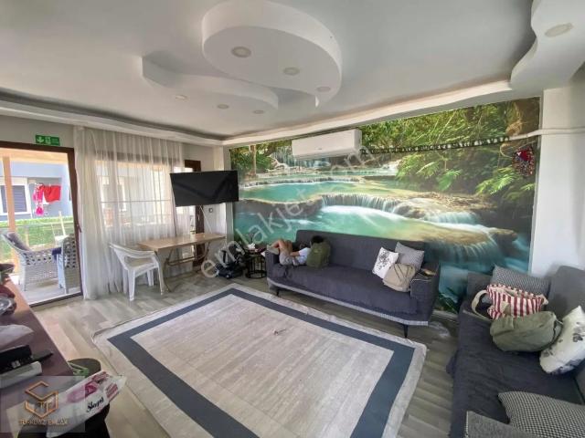 Dikili Çandarlı'da Havuzlu Tripleks 4+1 Full Eşyalı Yazlık