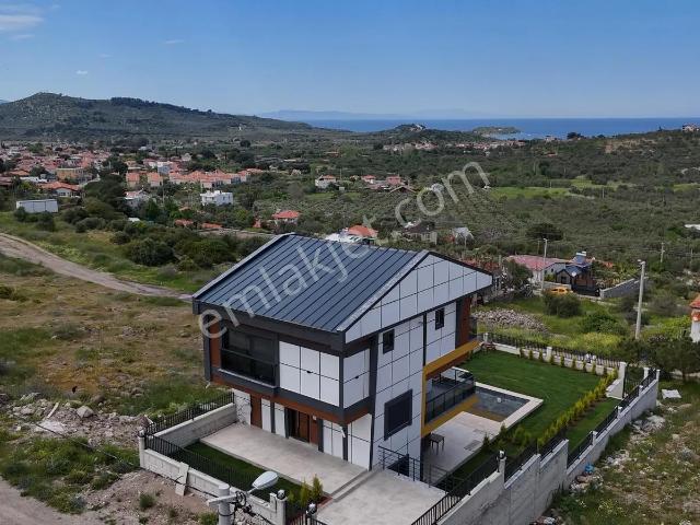 Dikili Bademli Karşı Avluda 4+2 Sıfır Havuzlu Müstakil Villa |
