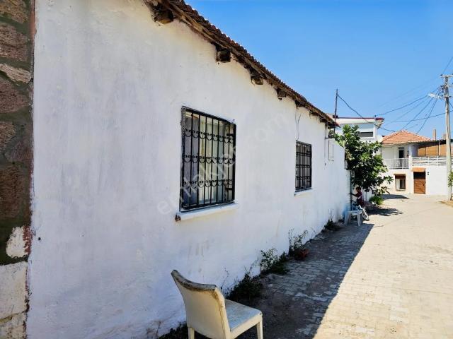 Dikili Bademli Köyiçi'nde Müstakil Tapulu 144 M² Avlulukargir Ev