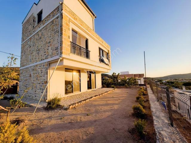 Dikili Bademlide Taş Mimarili Satılık Müstakil Villa