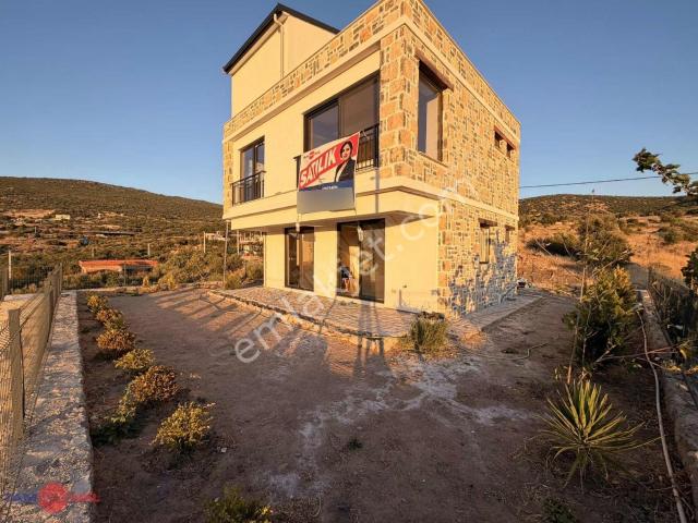 Dikili Bademlide Taş Mimarili Satılık Müstakil Villa