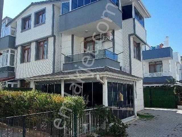 Dikili Gazipaşa Mahallesinde Site İçerisinde Doğalgazlı Klima Isıtmalı Full Eşyalı 4+1 Satılık Villa