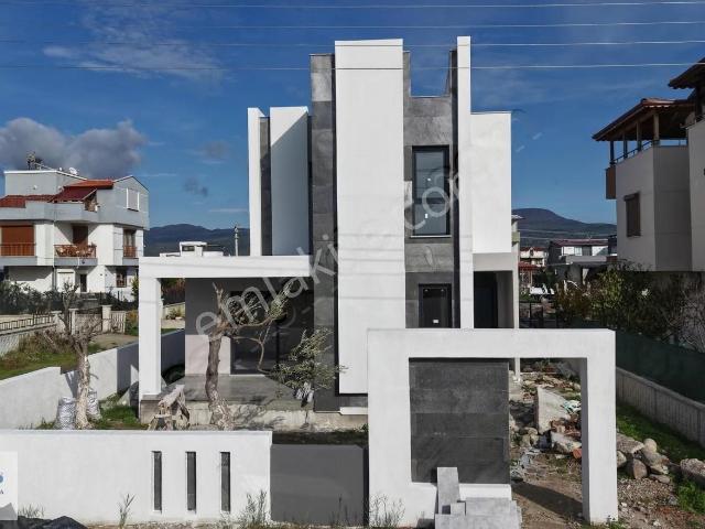 Dikili De Satılık 3+1 Modern Tasarım Dubleks Villa