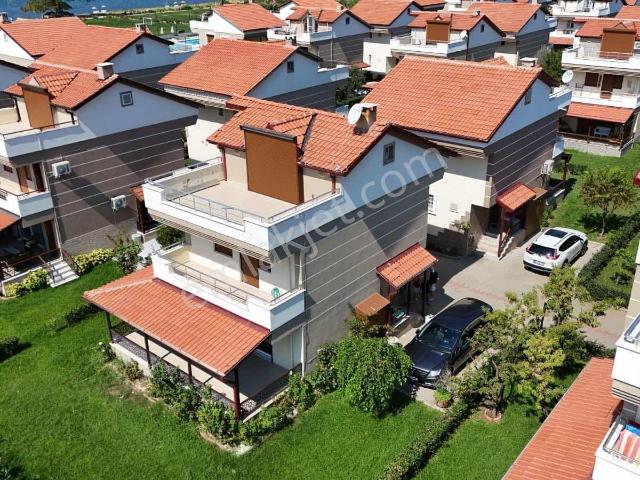 Dikili Kabakum Yükselyar Sitesinde Denize Sıfır Satılık Villa