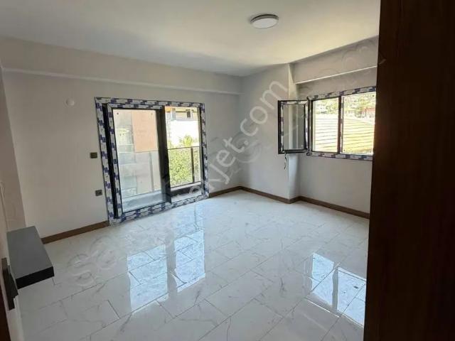 Dikili İlçe Merkezin'de Kapalı Araç Otoparklı Havuzlu 2+1 Daire