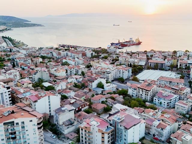 Dikili İsmet Paşa'da Merkezi Konumda Asansörlü Satılık Daire