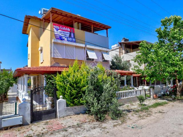 Dikili İsmetpaşa Mahallesi'nde Bahçeli 3+1 İkiz Nizam Villa!