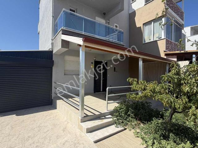Dikili Onurkent Sitesinde Özel Havuzlu 3+1 Köşe Villa