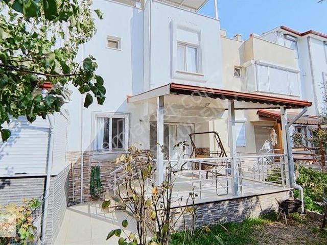 Dikili Maviköy Sitesinde Denize Sıfır 3+1 Bahçeli Villa