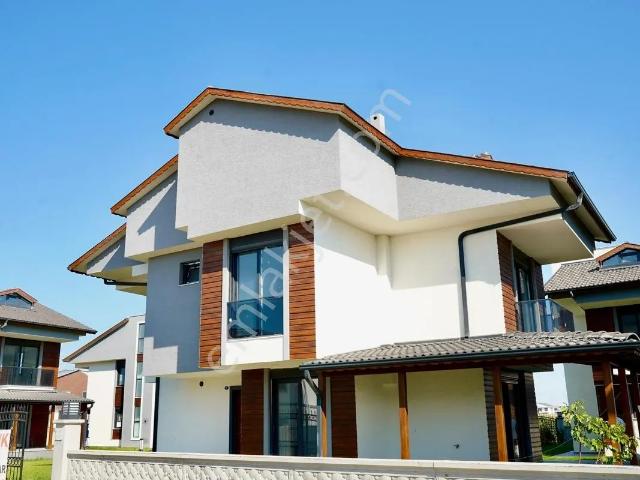 Dikili Nefes Nova Sitesinde Satılık 5+1 Lüks Villa