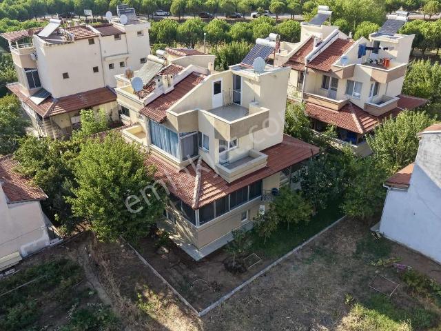 Dikili Salihleraltı Gazeteciler Sitesinde 4+1 Bahçeli Villa
