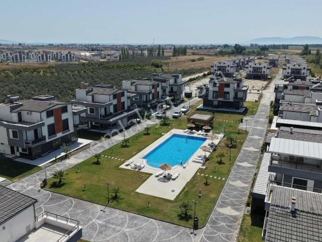 Dikili Salihleraltı Hol West Sitesinde Havuzlu 4+1 Villa