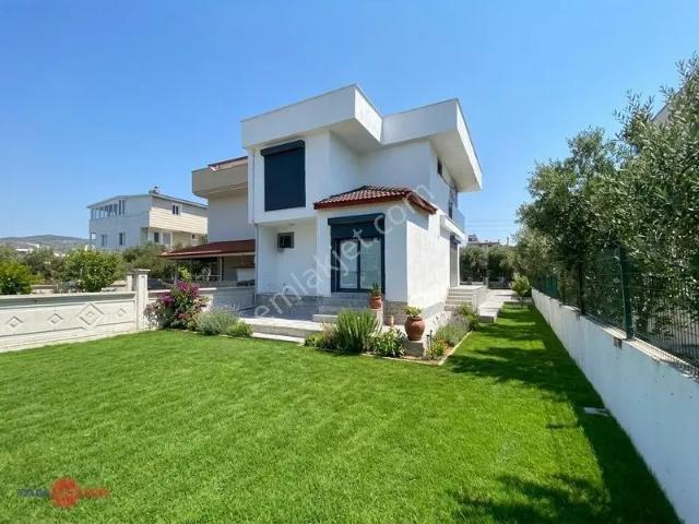 Dikili Salihleraltında Gülkent Sitesi'nde Sıfır 4+1 Villa