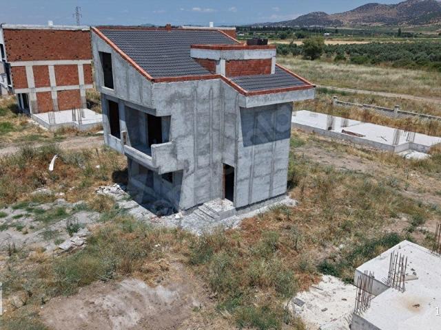Dikili Salihleraltı' nda Havuzlu Sitede Natamam Villa