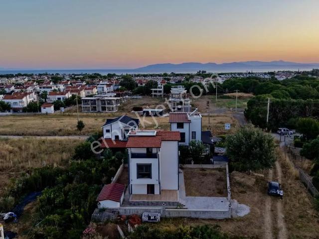 Dikili Salihleraltı'nda 5+1 Müstakil Sıfır Lüks Köşe Villa