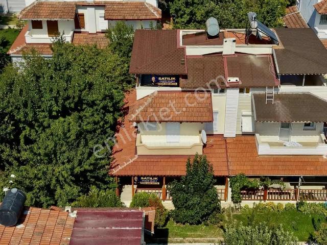 Dikili Salihleraltı Seçkinler Sitesinde 4+1 Bahçeli Villa