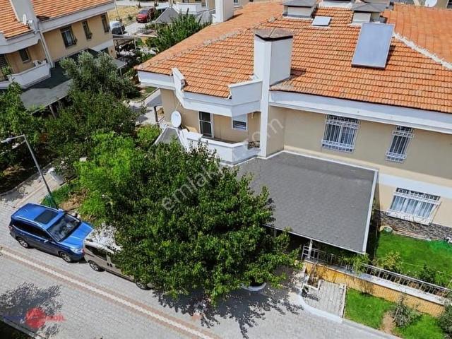 Dikili Sarıgül Sitesinde Denize 90 M 4+1 Villa