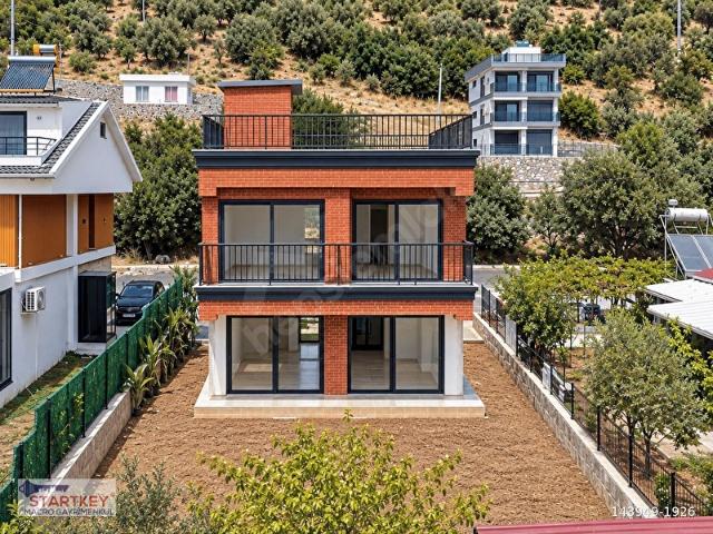 Dikili'de Deniz Manzaralı Satılık 3+1 Tripleks Villa