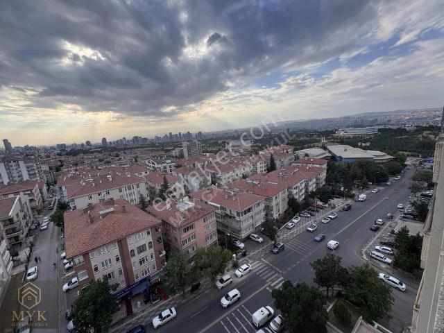 Dikmen Caddesi Stüdyo Evlerinde Yapılı Manzaralı Eşyalı Satılık