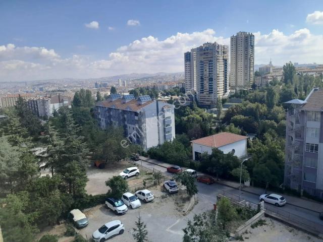 Dikmen Caddesinde Kombili, 3+1, Manzaralı, 100m2, 2.katta.