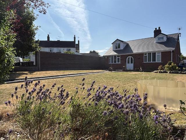 Dilhorne Road, Cheadle, ST10 1PR 4 bed detached bungalow to rent £1,500 pcm £346 pw