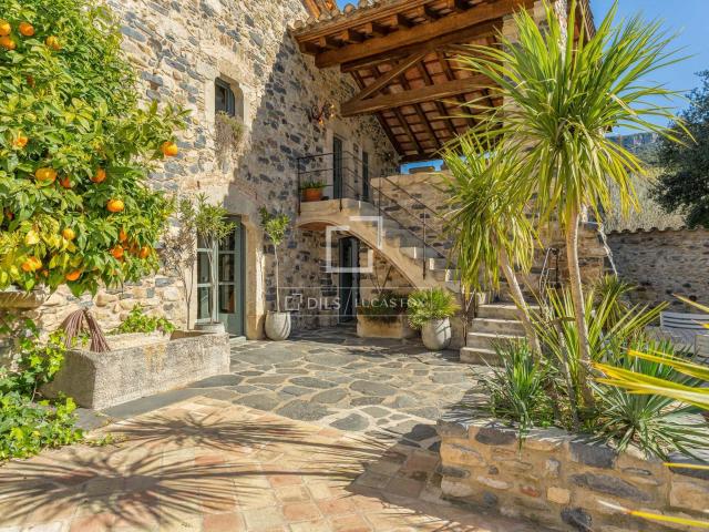 Dils Lucas Fox presenta esta masía con una finca de 44 hectá. 681m² Sant Marti de Llemena