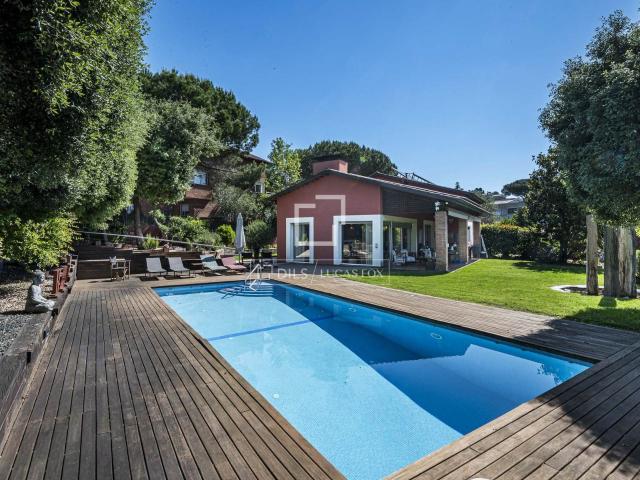 Dils Lucas Fox presenta esta exclusiva villa en venta en Val. 430m² Sant Cugat del Vallés