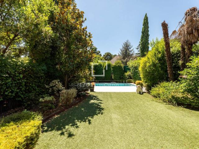 Dils Lucas Fox presenta esta exclusiva casa adosada en venta. 350m² Majadahonda