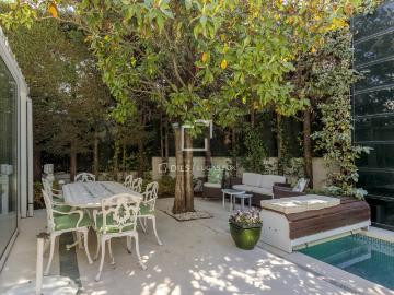 Dils Lucas Fox presenta esta exclusiva casa en esquina en Pi. 342m² Madrid