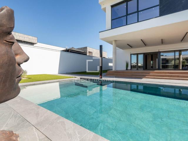 Dils Lucas Fox presenta esta exclusiva casa pareada de obra. 412m² Villaviciosa de Odón