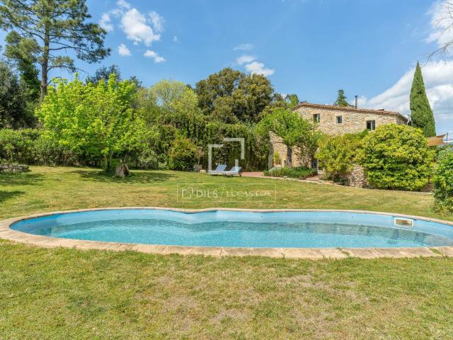 Dils Lucas Fox presenta esta encantadora casa rural del sigl. 470m² Bescanó