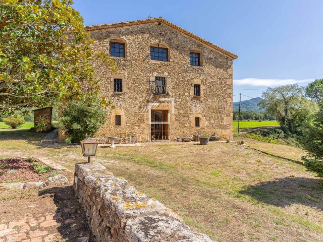 Dils Lucas Fox presenta esta singular masía de origen mediev. 1082m² Sant marti de campmajor