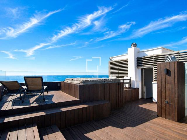 Ático dúplex situado en primera línea de playa, en el barrio. 180m² Málaga