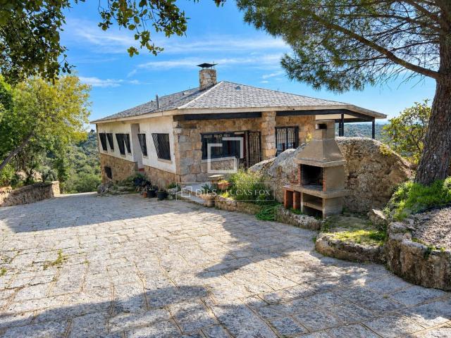 Dils Lucas Fox presente esta exclusiva casa independiente en. 483m² Hoyo de Manzanares