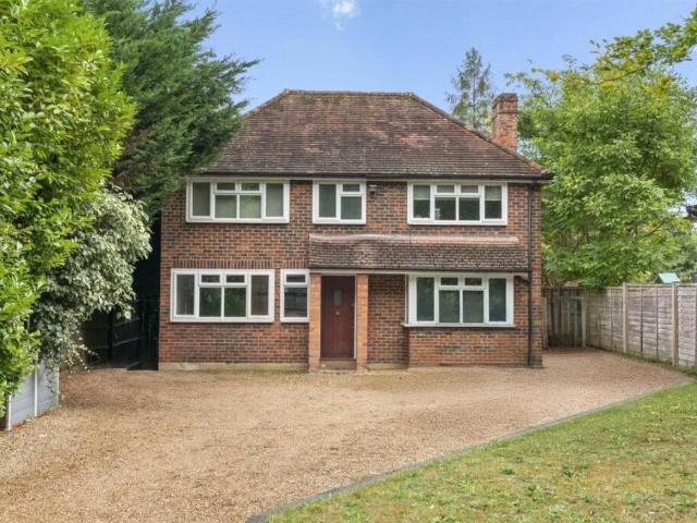 Dirtham Lane, Effingham, Leatherhead. 4 bed detached house to rent £4,250 pcm £981 pw