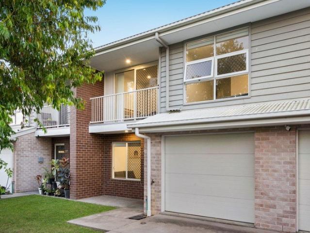 DIRECT DRIVEWAY & STREET FRONTAGE!