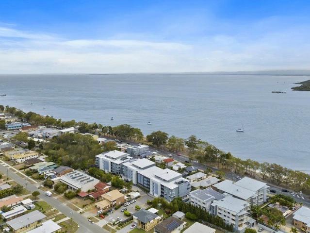 PERFECT ISLAND LIFESTYLE WITH 3 BEDROOMS 2 BATHROOMS prime location direct walkway to Beach and Esplanade